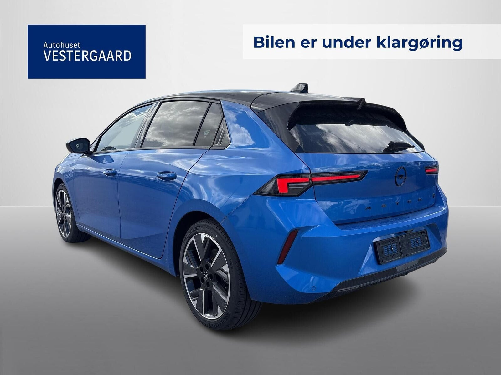 Blå Opel Astra-e fra 2024