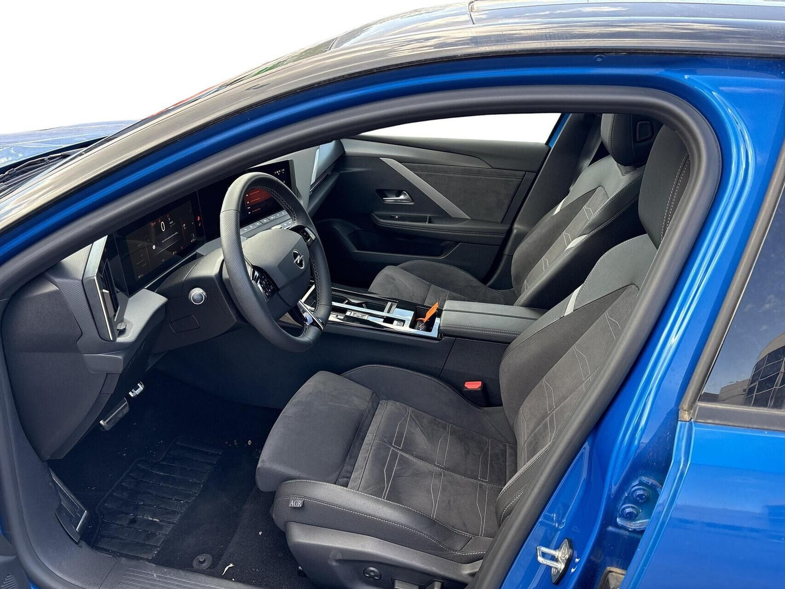 Blå Opel Astra-e fra 2024