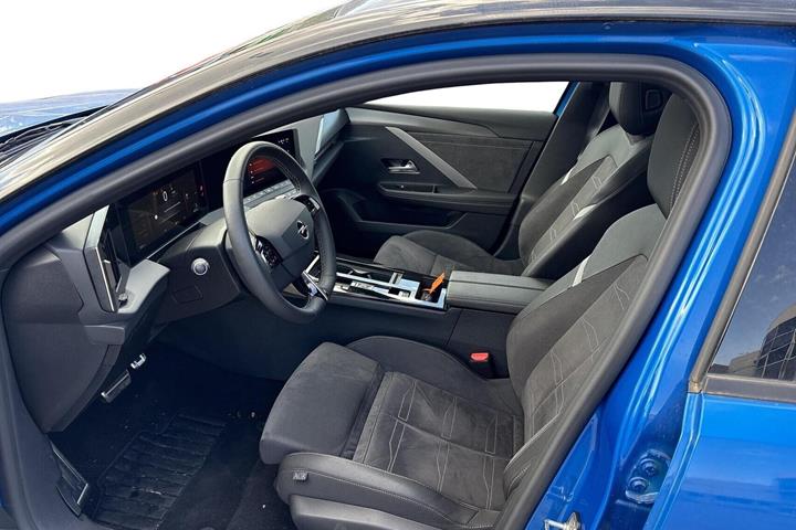Blå Opel Astra-e fra 2024
