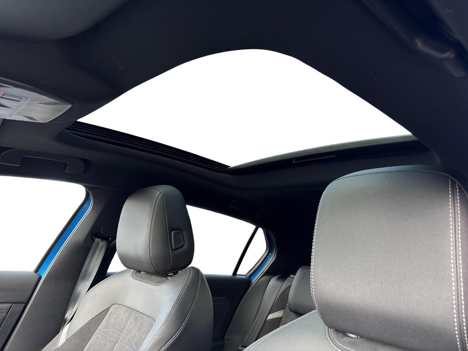 Blå Opel Astra-e fra 2024