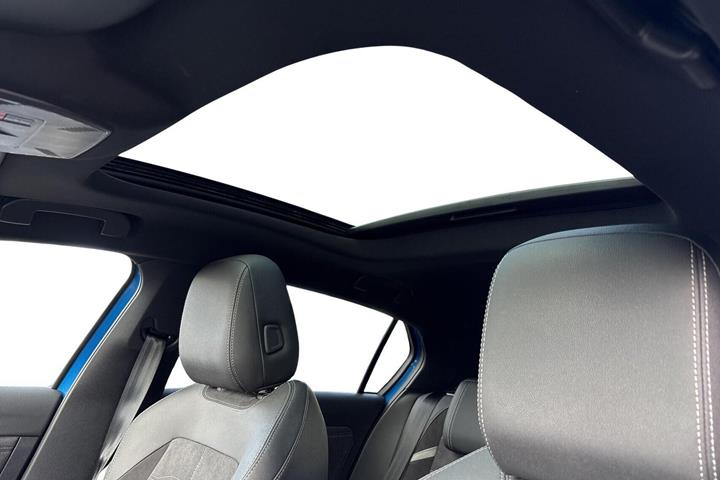 Blå Opel Astra-e fra 2024