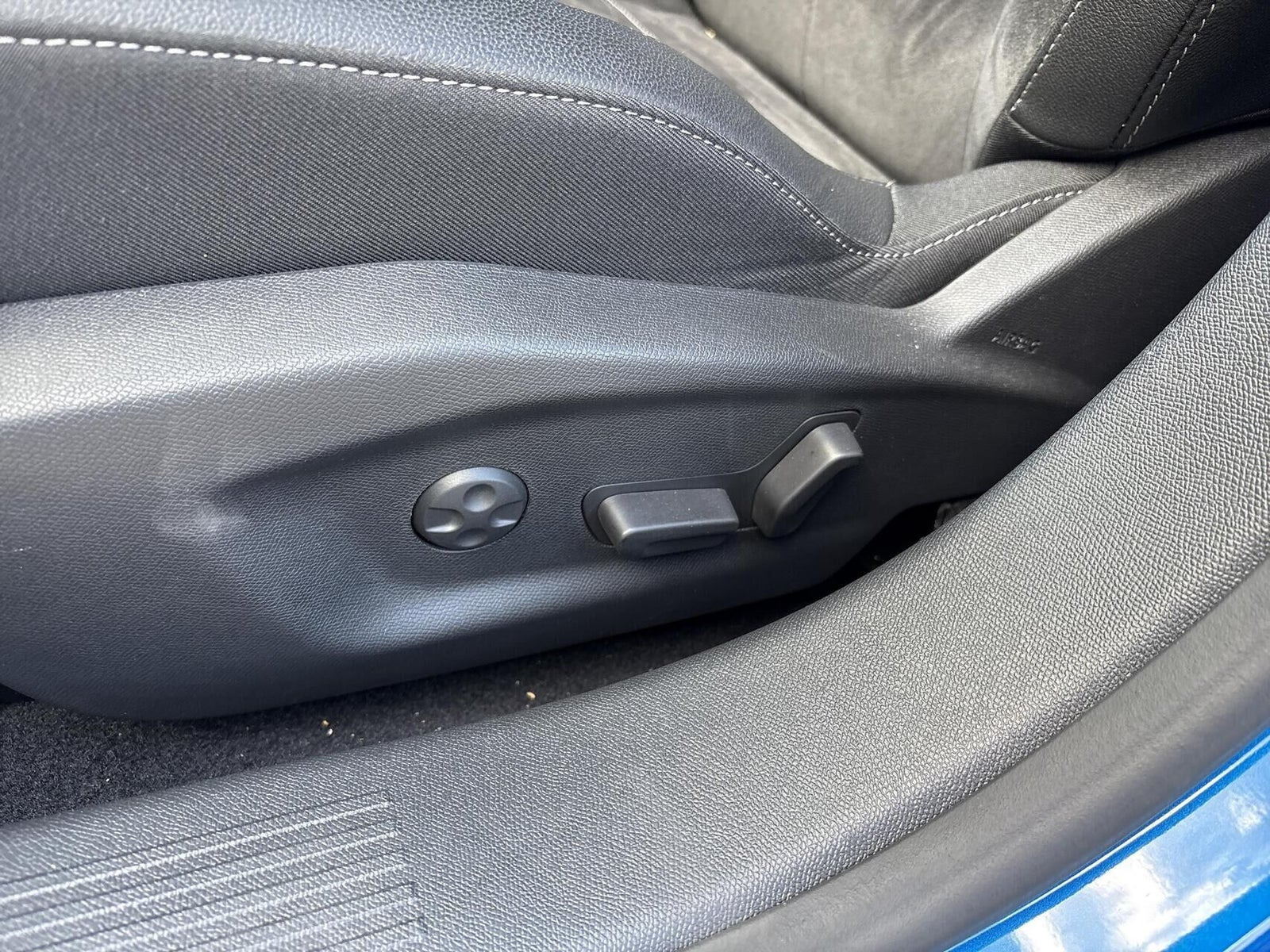 Blå Opel Astra-e fra 2024