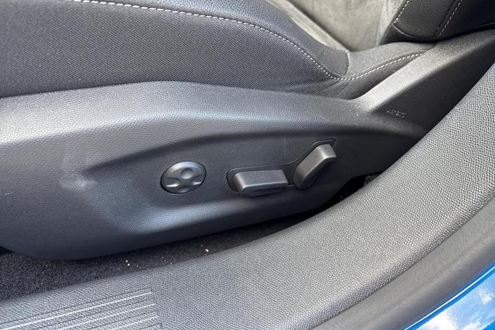 Blå Opel Astra-e fra 2024