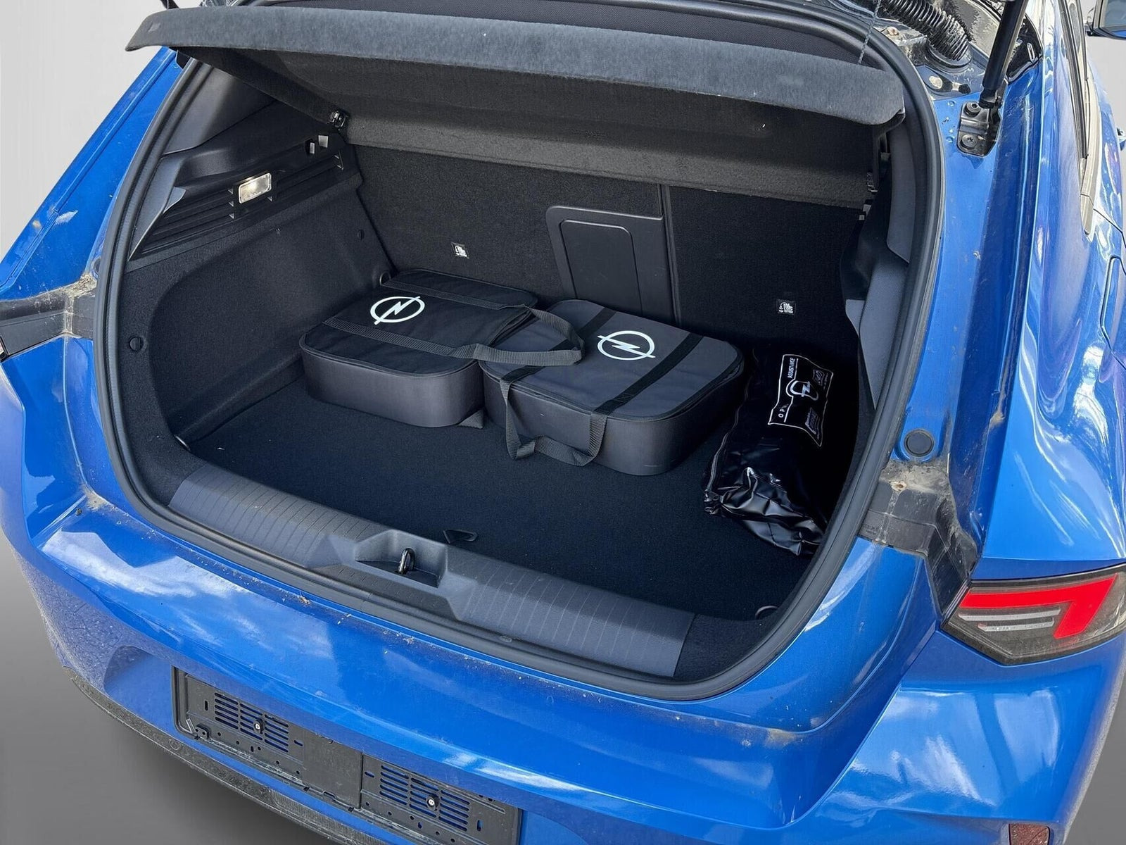 Blå Opel Astra-e fra 2024