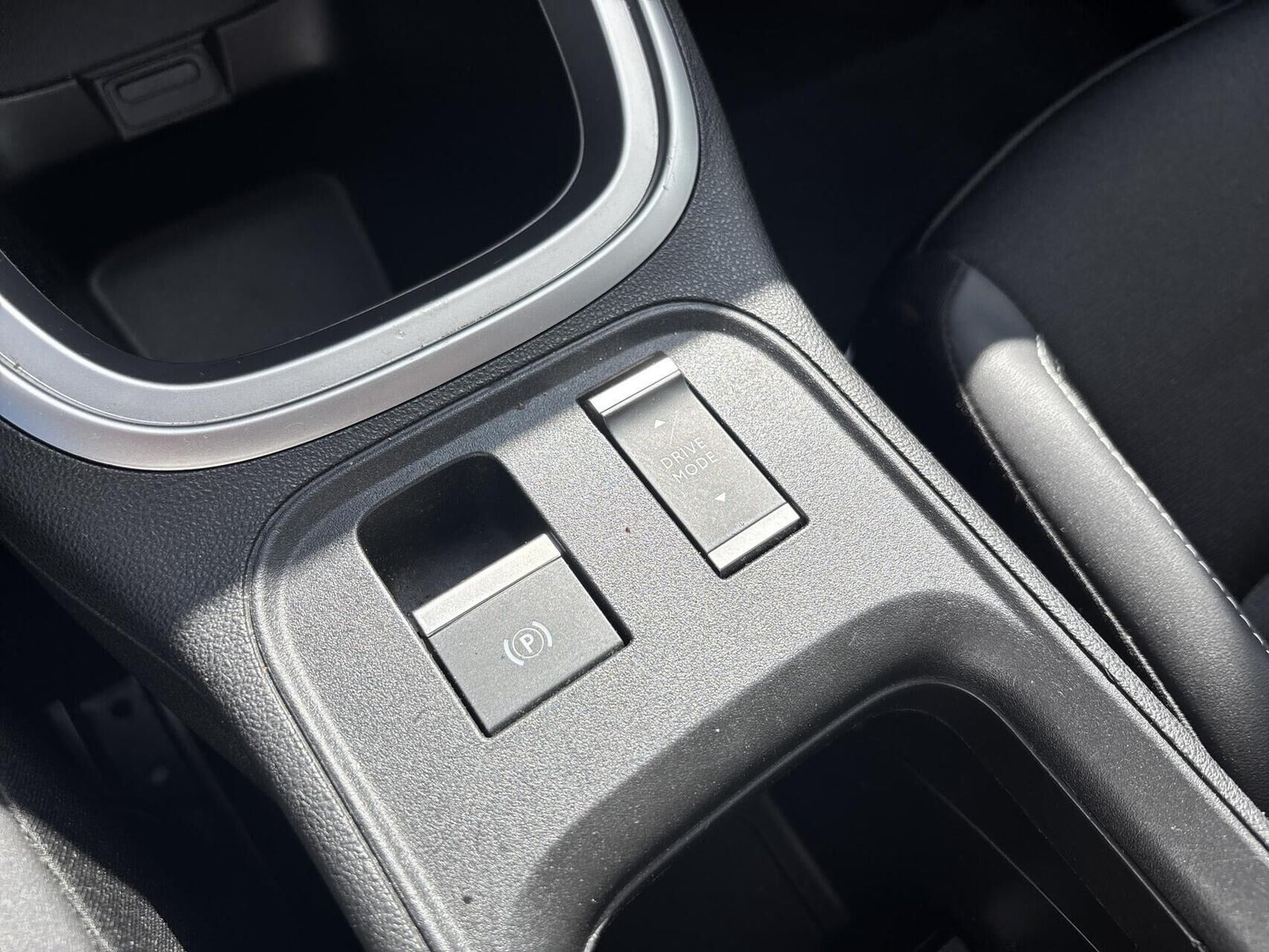 Grå Jeep Avenger fra 2025