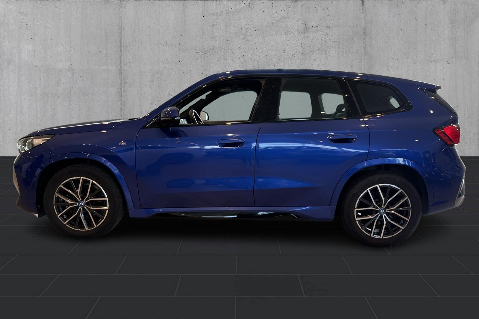 Blå BMW iX1 fra 2024
