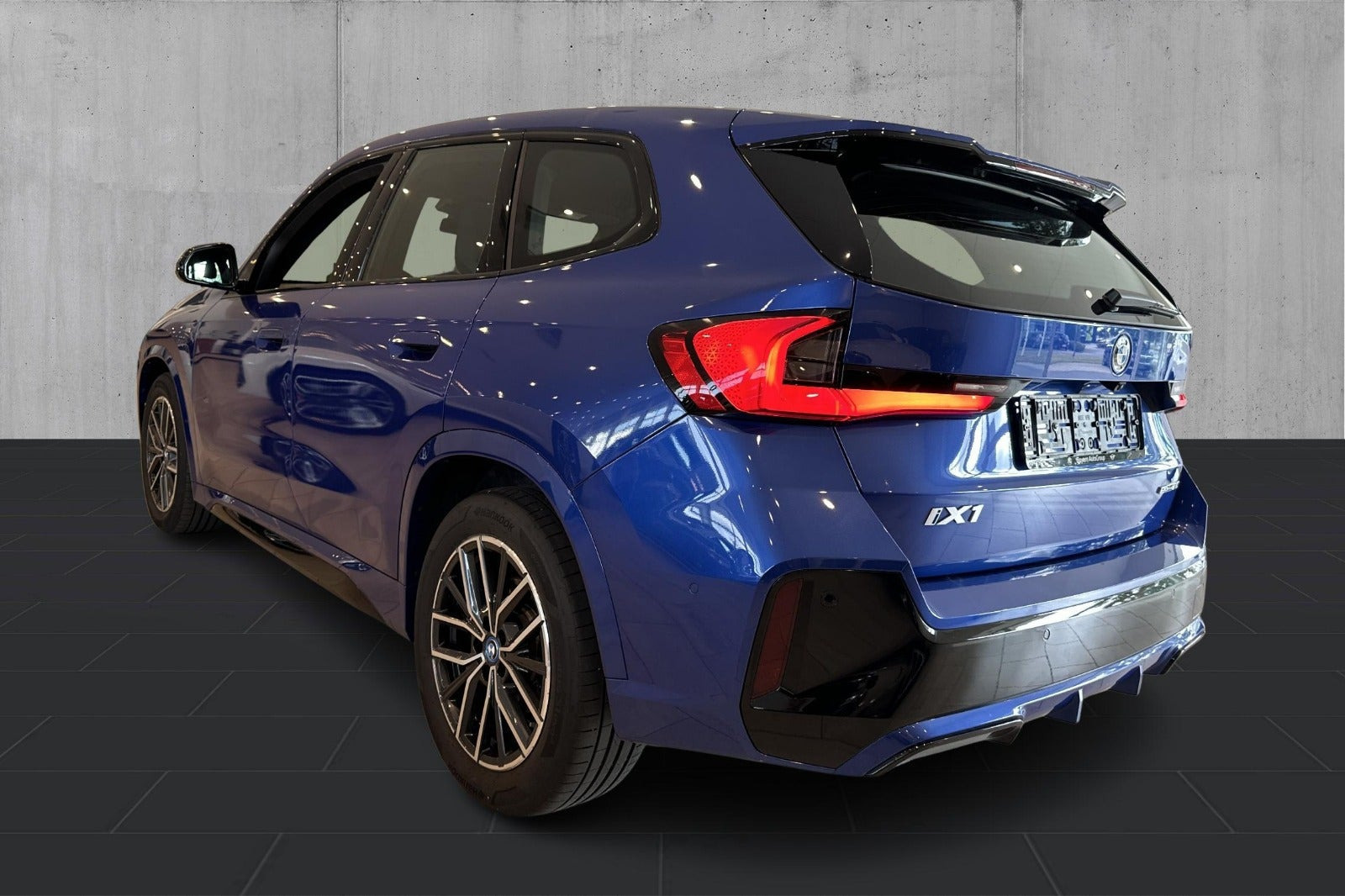 Blå BMW iX1 fra 2024