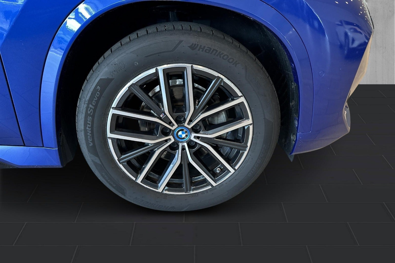 Blå BMW iX1 fra 2024