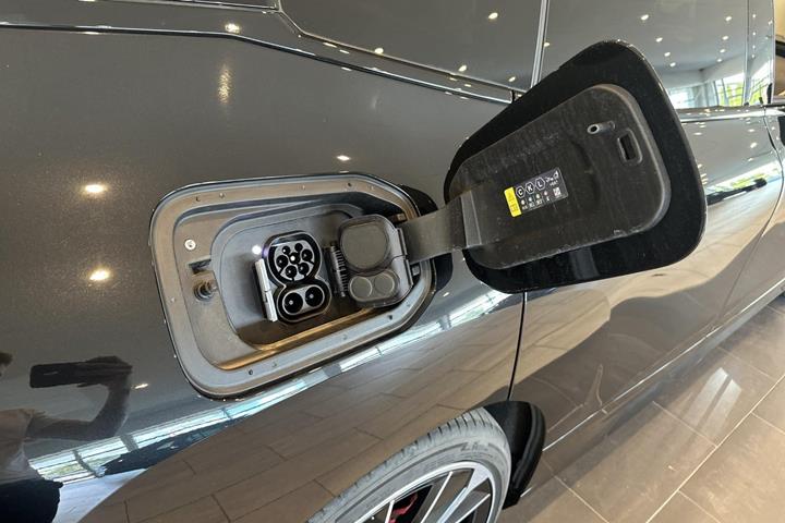 Sort BMW iX fra 2026