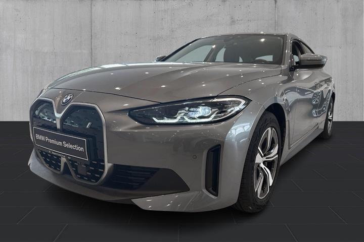 Grå BMW i4 fra 2023 set udefra