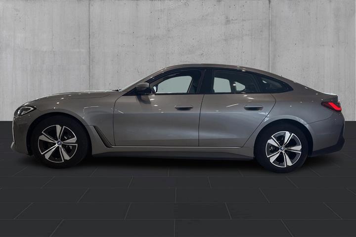 Grå BMW i4 fra 2023