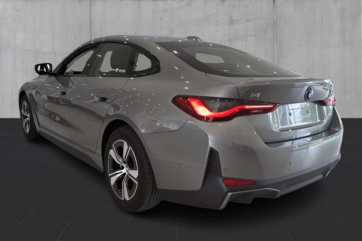 Grå BMW i4 fra 2023