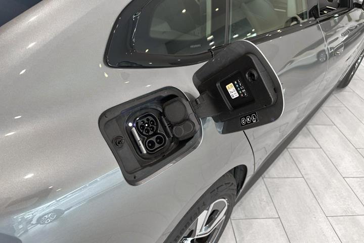 Grå BMW i4 fra 2023