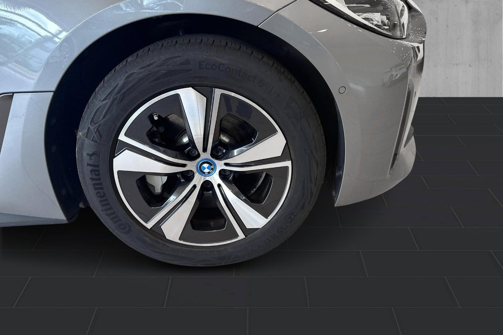 Grå BMW i4 fra 2023