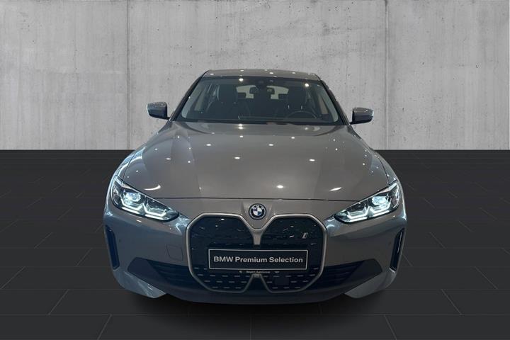 Grå BMW i4 fra 2023