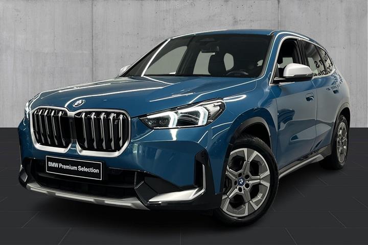 Blå BMW iX1 fra 2023 set udefra