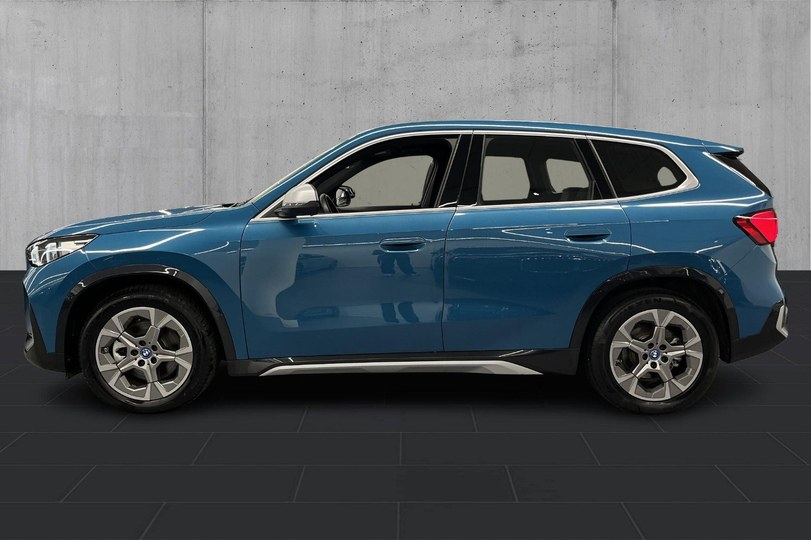 Blå BMW iX1 fra 2023