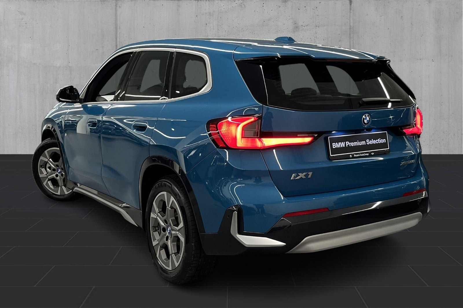 Blå BMW iX1 fra 2023