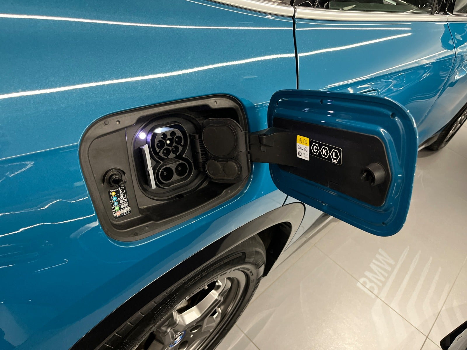 Blå BMW iX1 fra 2023