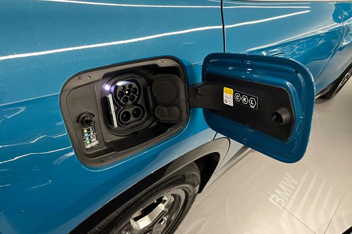 Blå BMW iX1 fra 2023