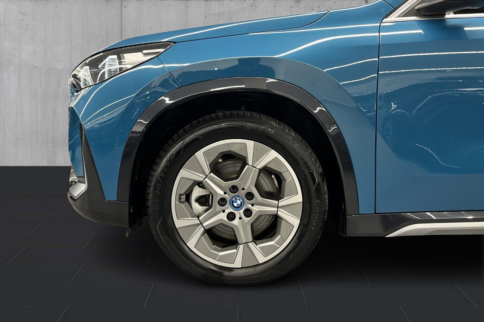 Blå BMW iX1 fra 2023