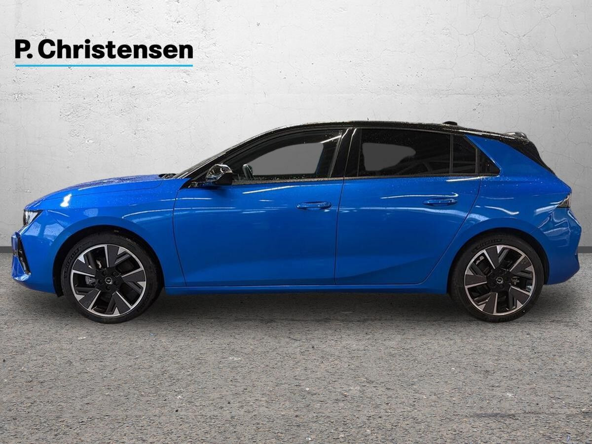 Blå Opel Astra-e fra 2024
