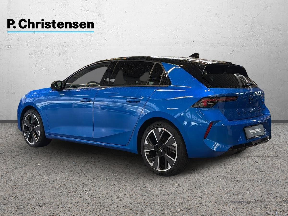 Blå Opel Astra-e fra 2024