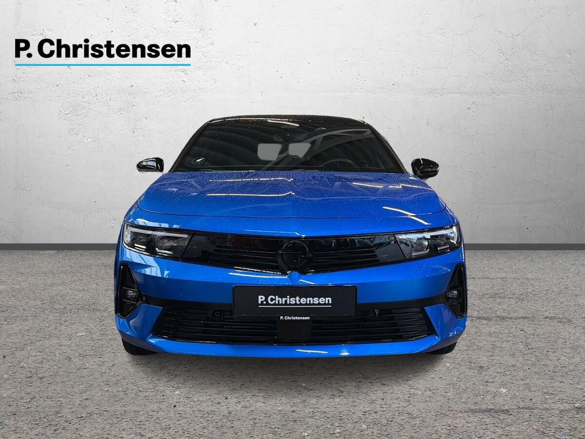 Blå Opel Astra-e fra 2024