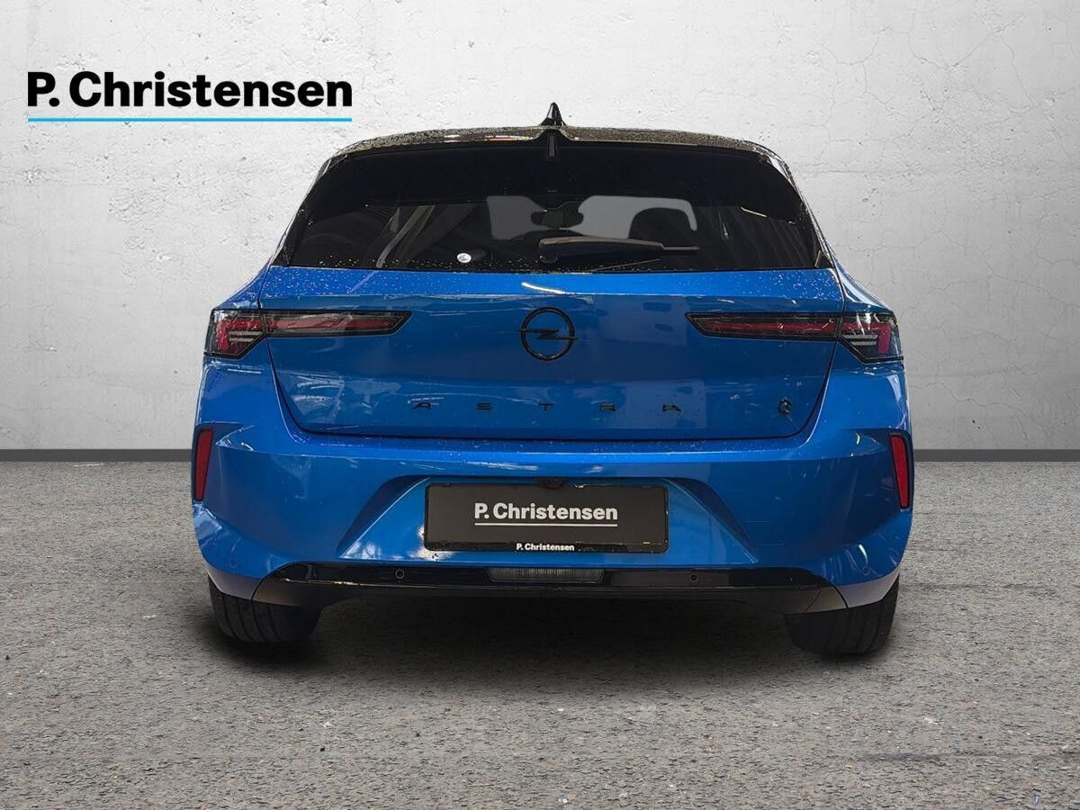 Blå Opel Astra-e fra 2024