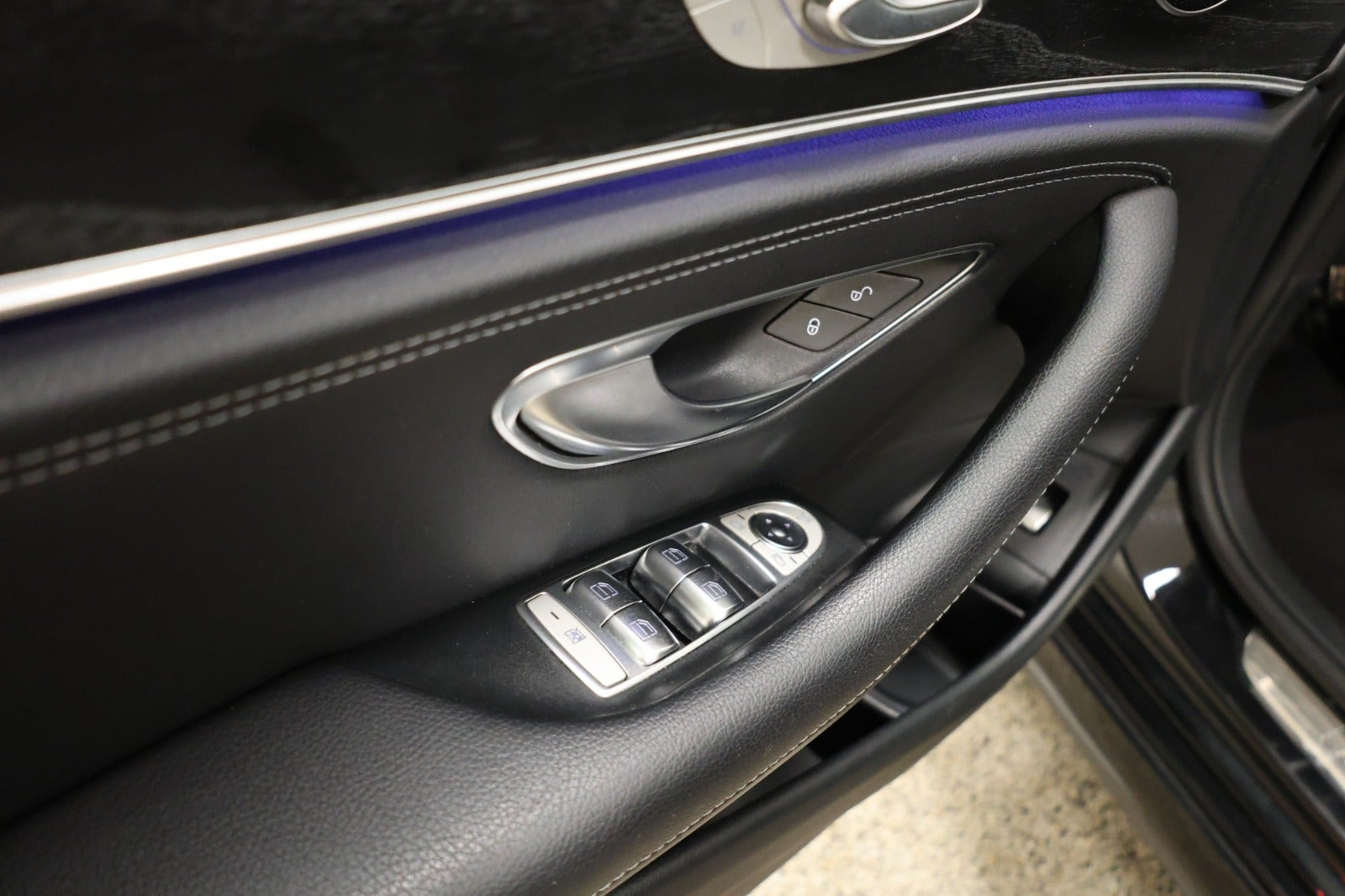 Sort Mercedes E300 de fra 2019