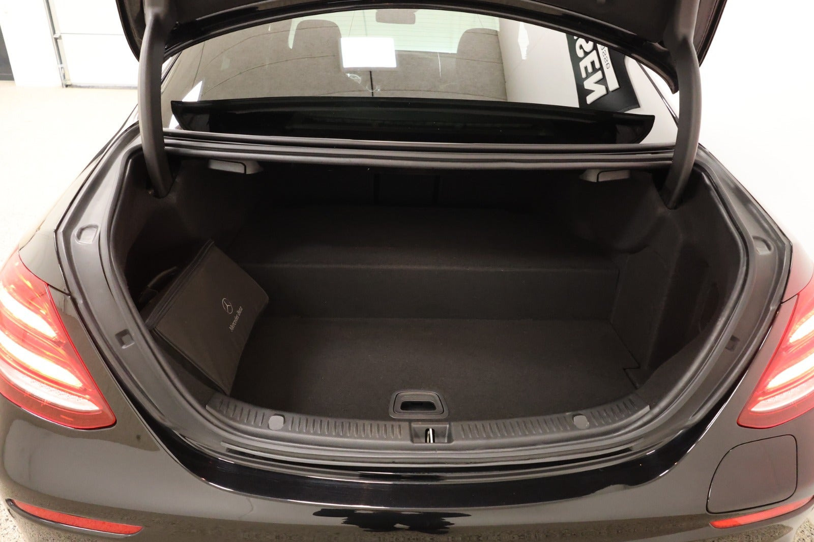 Sort Mercedes E300 de fra 2019
