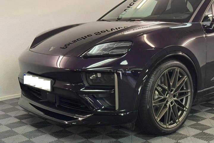 Lilla Porsche Macan Turbo fra 2025