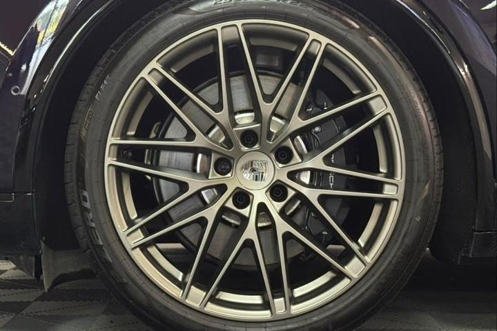 Lilla Porsche Macan Turbo fra 2025