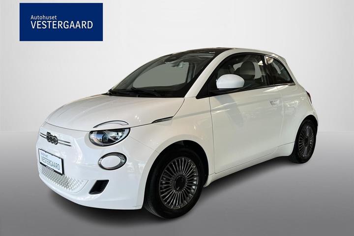 Hvid Fiat 500e fra 2022 set udefra