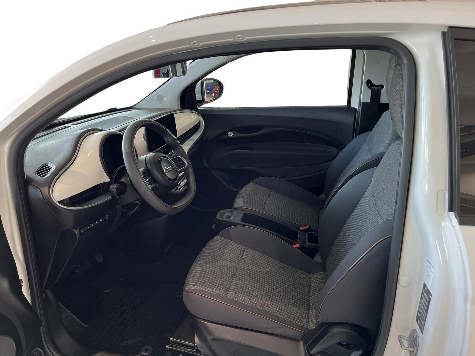Hvid Fiat 500e fra 2022