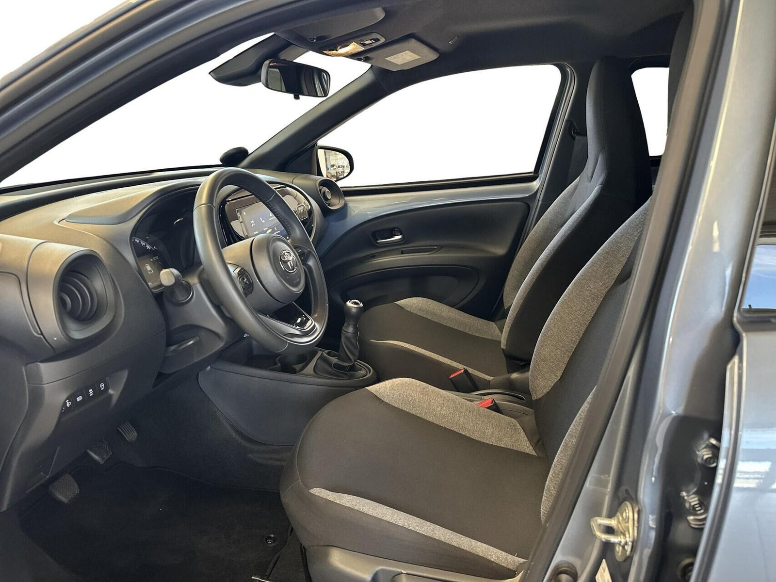 Grå Toyota Aygo X fra 2024