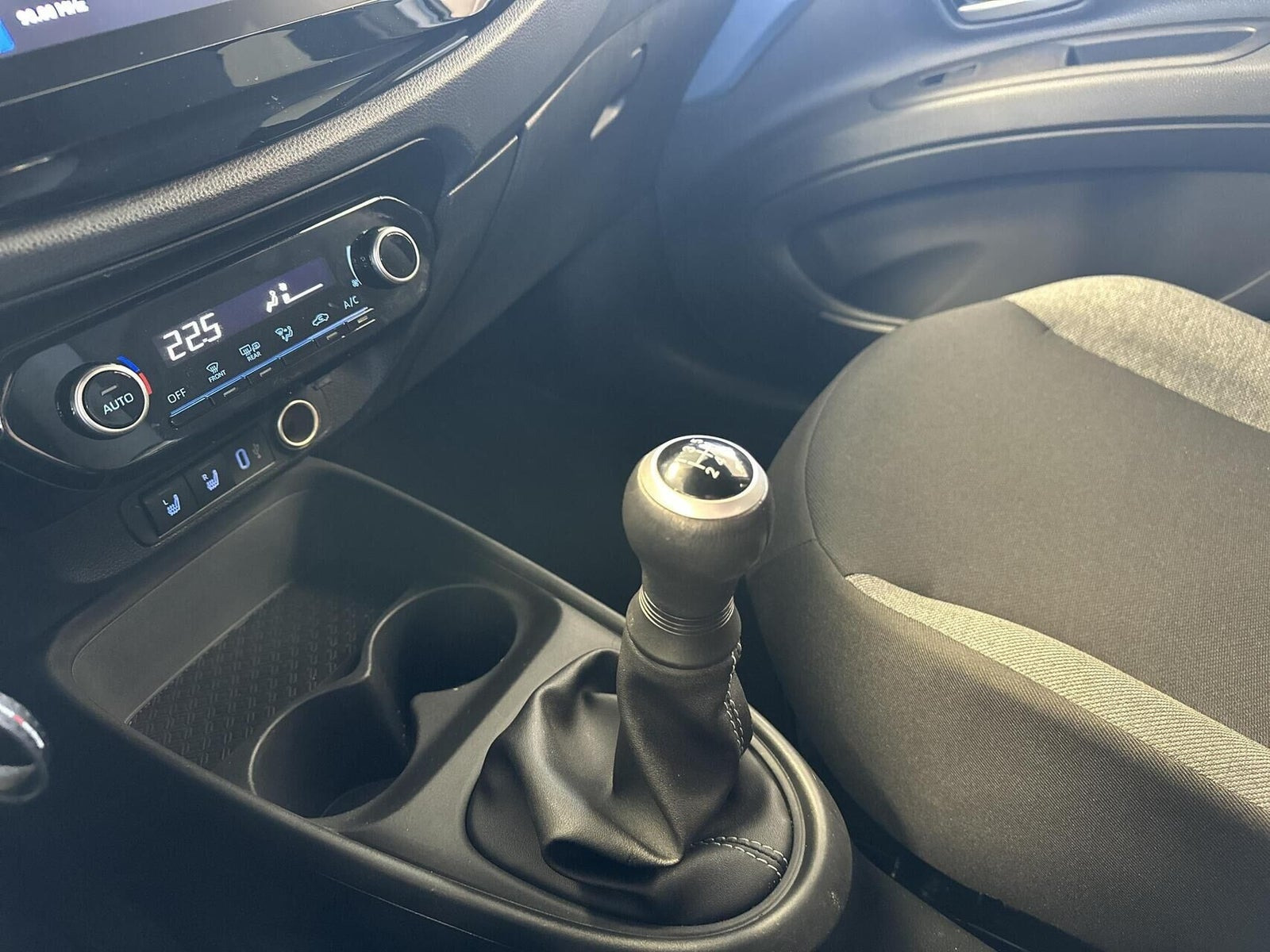 Grå Toyota Aygo X fra 2024