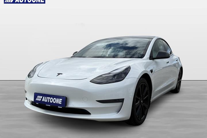 Hvid Tesla Model 3 fra 2021 set udefra