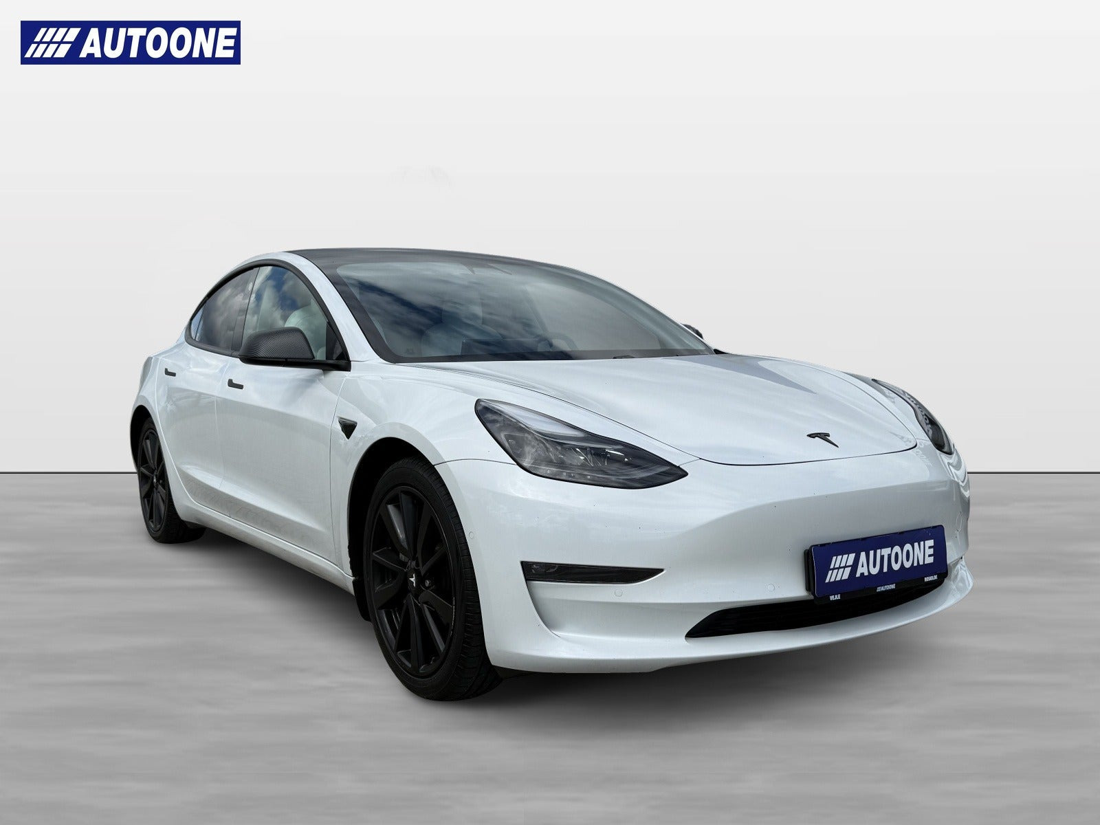 Hvid Tesla Model 3 fra 2021