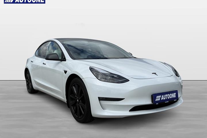 Hvid Tesla Model 3 fra 2021