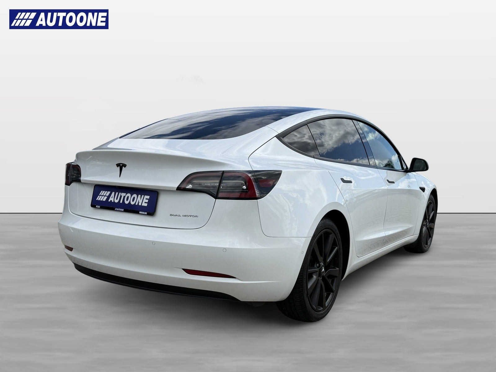 Hvid Tesla Model 3 fra 2021
