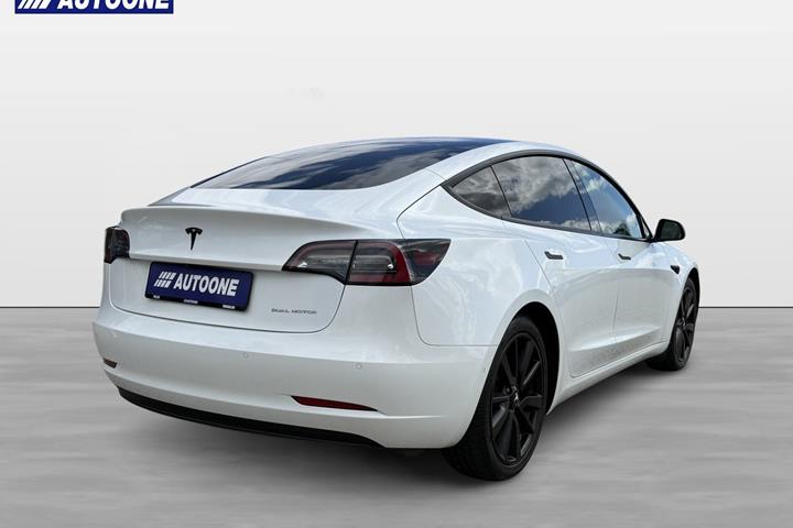 Hvid Tesla Model 3 fra 2021