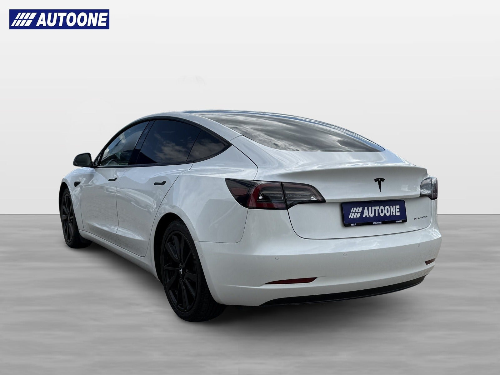 Hvid Tesla Model 3 fra 2021