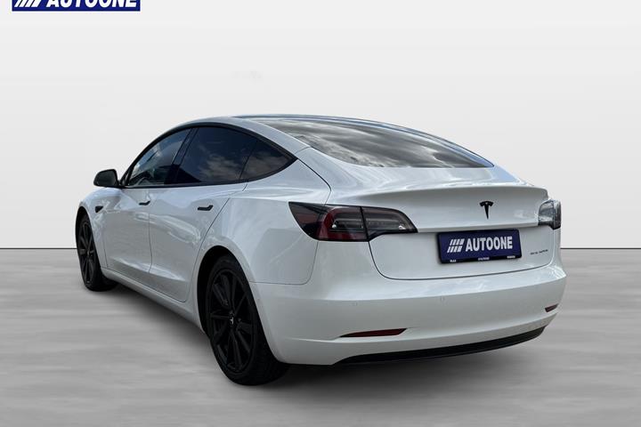 Hvid Tesla Model 3 fra 2021