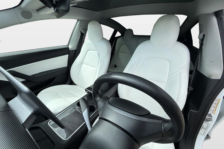 Hvid Tesla Model 3 fra 2021