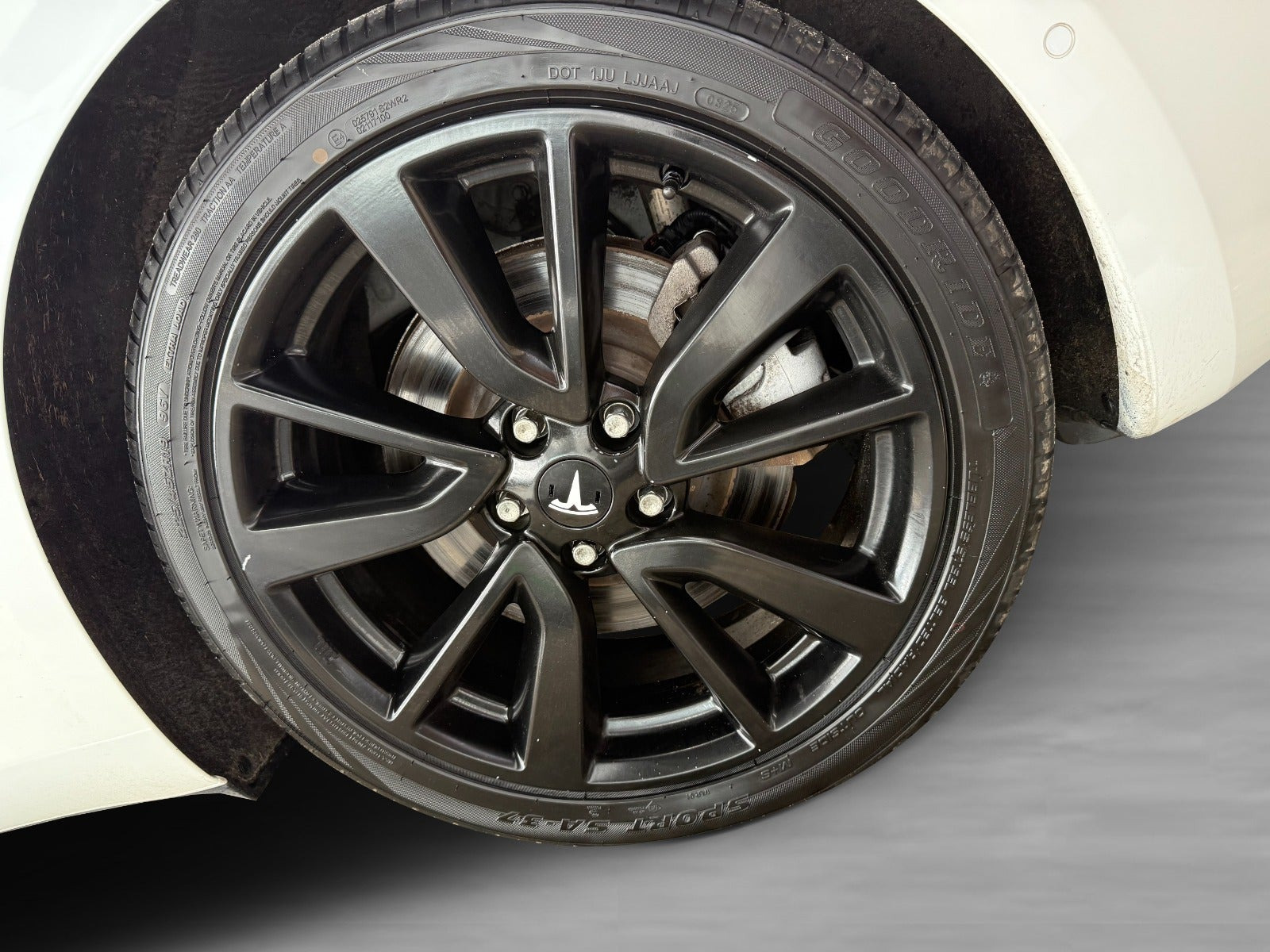Hvid Tesla Model 3 fra 2021
