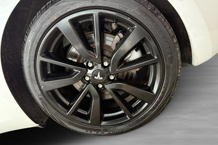 Hvid Tesla Model 3 fra 2021