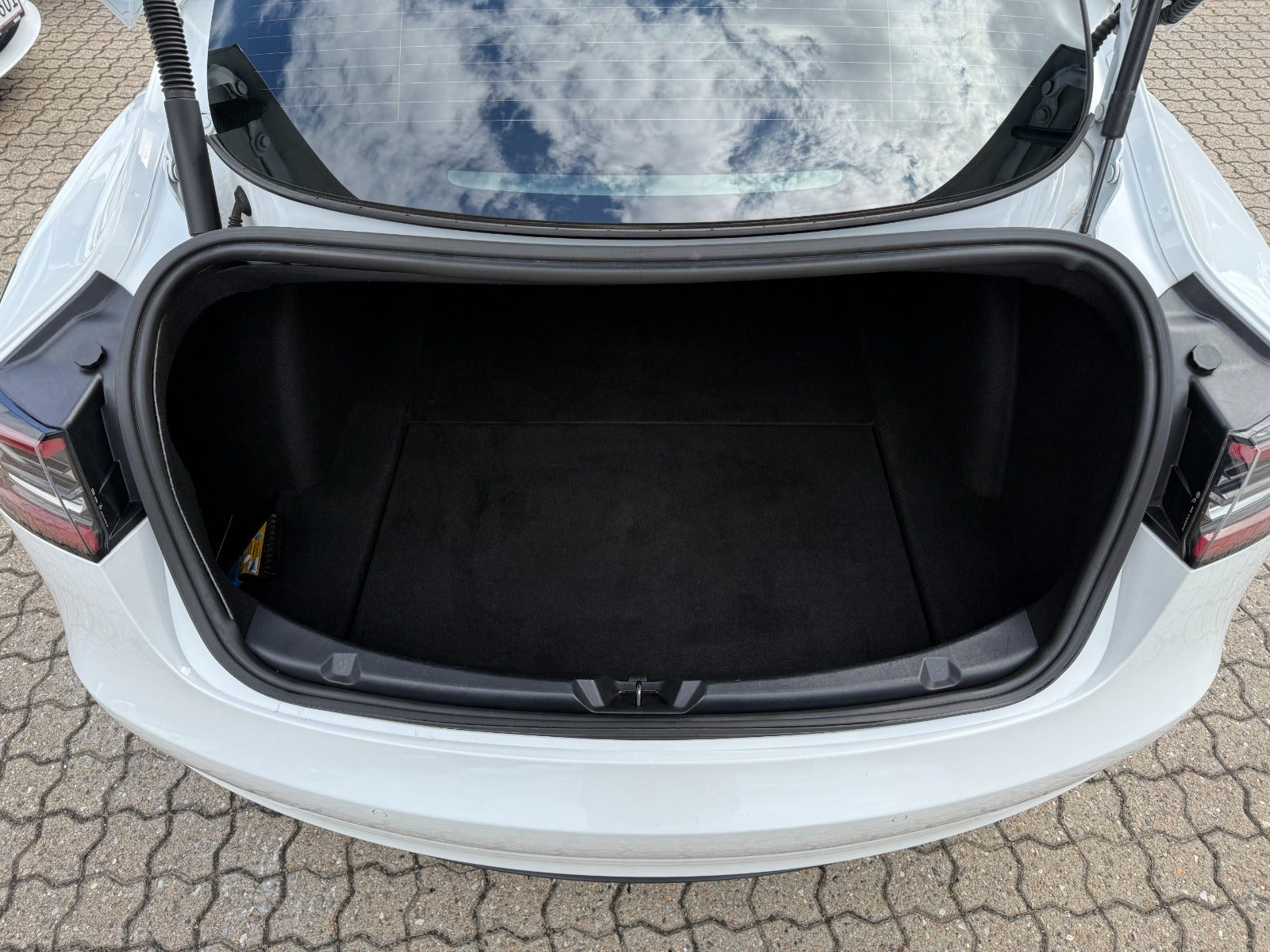 Hvid Tesla Model 3 fra 2021