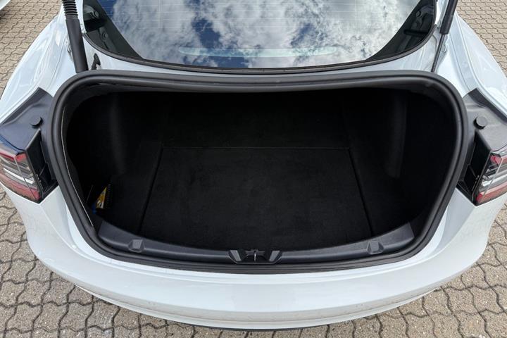 Hvid Tesla Model 3 fra 2021
