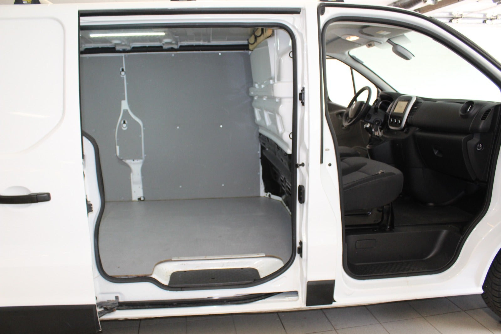 Hvid Renault Trafic T29 fra 2019